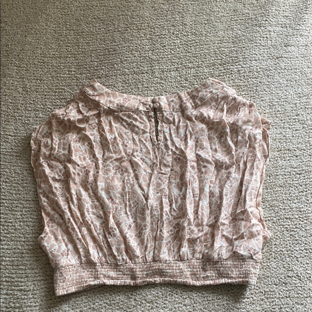 Soft Pink Patterned Cropped V-Neck Top - Picture 2 of 2